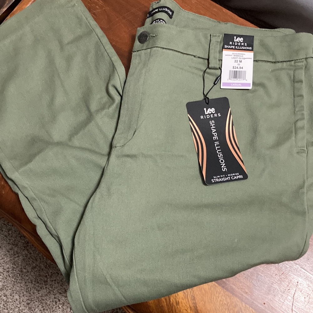 NWT Straight capri pants